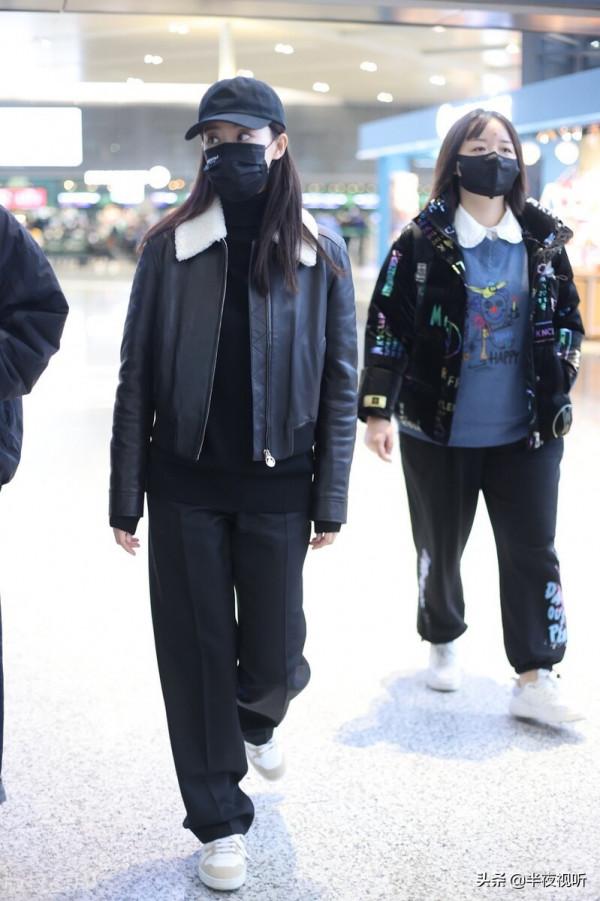 1月5日，張小斐現身上海機場，黑色皮衣+黑西褲+白運動鞋+棒球帽