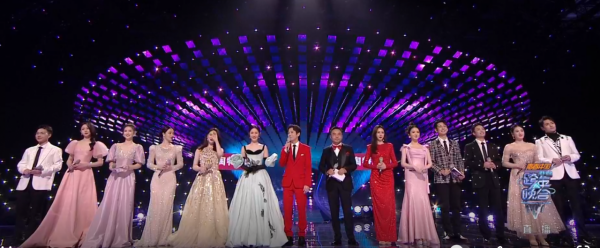 湖南臺新主持跨年亮相即翻車，找不到鏡頭不會接話，何炅都帶不動