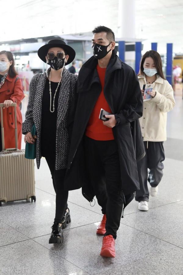 49歲趙文卓機場秀恩愛攜嬌妻張丹露十指緊扣超暖心