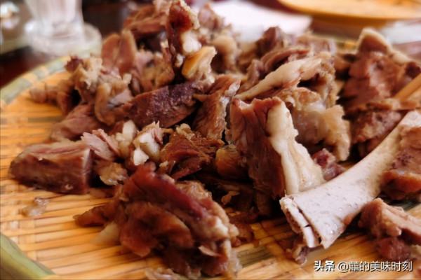 內蒙古縣城裡的小飯館,菜量大到驚人,外地遊客卻無福消受 內蒙古縣城裡的小飯館,菜量大到驚人,外地遊客卻無福消受