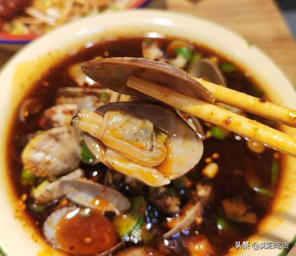 在一個特別不起眼的小衚衕裡,有一家有點像大排檔的6毛涮串 在一個特別不起眼的小衚衕裡,有一家有點像大排檔的6毛涮串