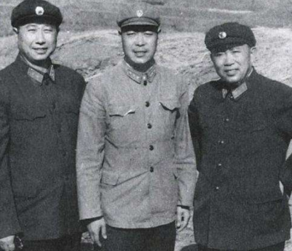 1955年授銜，林彪對劉亞樓的軍銜感到不滿，為他出頭建議授予大將