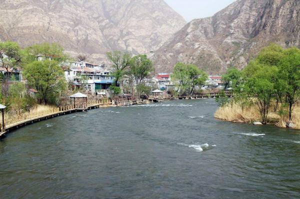 京西這條鄉村公路兩側有山、有水、有古村