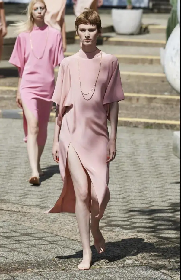 過年少穿大紅色，試試這四種紅，時髦2022一整年