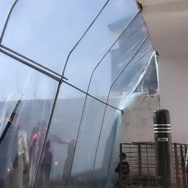 像親女兒！河南一公婆怕兒媳待房間坐月子無聊，院子裡搭陽光棚