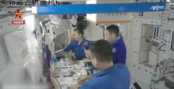 太空三人組同桌吃飯好像一家人！“家務活”分配有講究