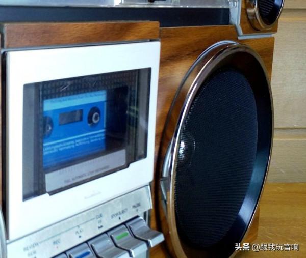 非常漂亮的懷舊經典音響,立體聲收音機錄音機,很酷的木質外觀 非常漂亮的懷舊經典音響,立體聲收音機錄音機,很酷的木質外觀