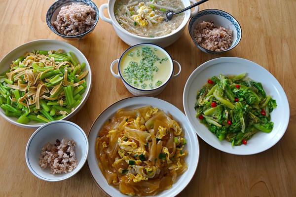 曬曬蘇北一家四口的午餐，4菜1湯簡單又家常，沒有大魚大肉也很香