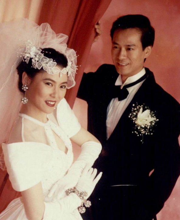 74歲鄭少秋現身機場!瘦骨嶙峋難掩儒雅氣質,被粉絲熱情包圍送花 74歲鄭少秋現身機場!瘦骨嶙峋難掩儒雅氣質,被粉絲熱情包圍送花