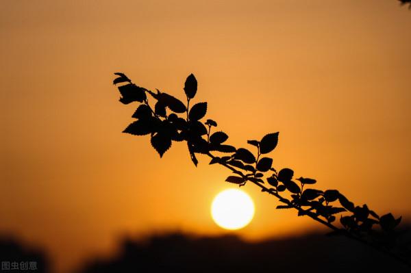 誰無暴風勁雨時，守得雲開見月明