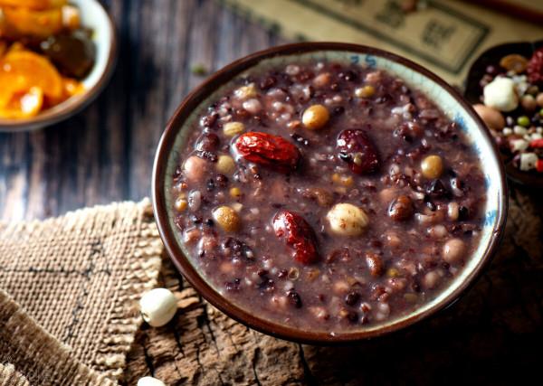 經常失眠，6個穴位，配上4個食療方，雙管齊下，幫你快速睡眠