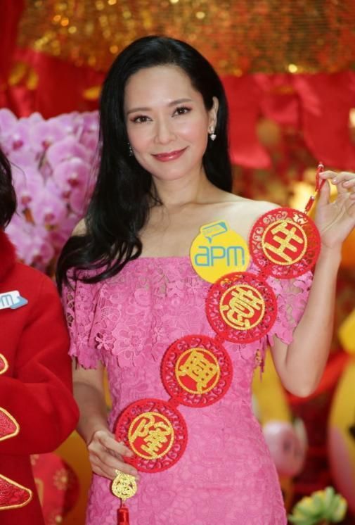 郭羨妮真的老了！“長相老氣”穿衣還保守，卻意外的好看有氣質