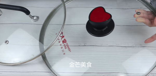 鍋蓋油汙太髒不用怕，無需洗潔精和洗滌劑，學會這招油垢不再出現