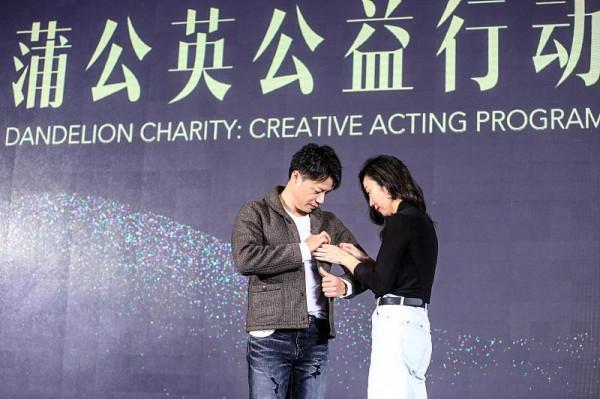 段奕宏雖然已經成為了大叔，但還是挺帥的，穿搭隨意也不油膩