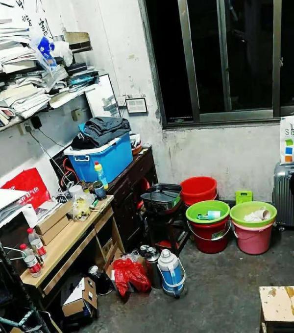 985破敗宿舍遭嫌棄，裝修神似“貧民窟”，新生心酸表示想回家
