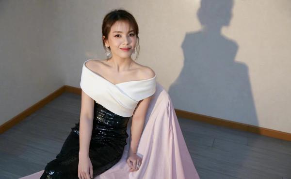 劉濤變“央視臉”壓軸出場！穿拼色禮服成紅毯大咖，美到開掛