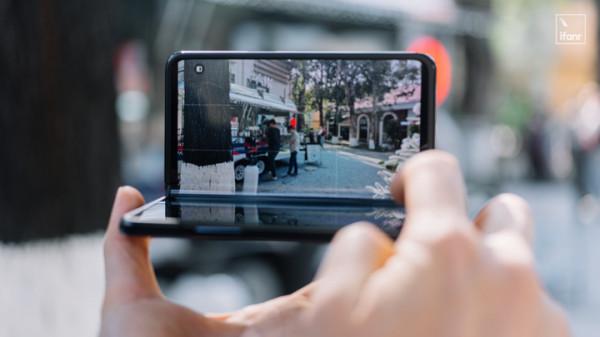 一塊螢幕能解決的問題，為什麼要用兩塊？