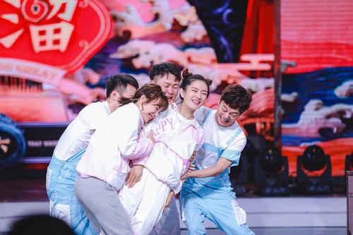 湖南衛視跨年晚會：收視率第二，主持人找不到鏡頭，王一博發福