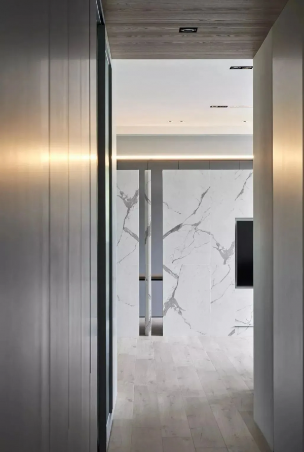 這個裝修想法很有創意，入戶用大理石隔斷做端景牆