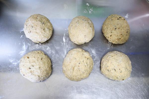 想吃歐包有啥難的，懶人做法烤出6個多谷麵包，2天的早餐不愁了