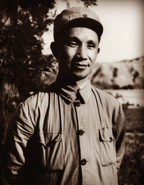 毛主席手拿電報對朱德說:粟裕主意多嘛,你看他又給我們出點子了 毛主席手拿電報對朱德說:粟裕主意多嘛,你看他又給我們出點子了