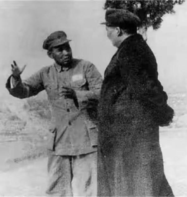 他兩次擔任主席秘書，建國後遇刺身亡，兒子中將，親家是開國上將