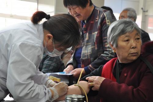 45歲後，進入“疾病爆發期”，醫生：若有五種跡象，建議儘早檢查