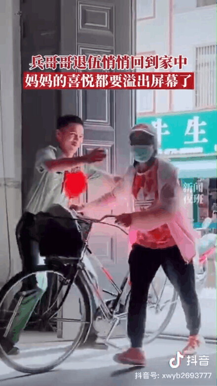 火箭軍戰士瞞著家人回家探親，媽媽笑著笑著就哭了