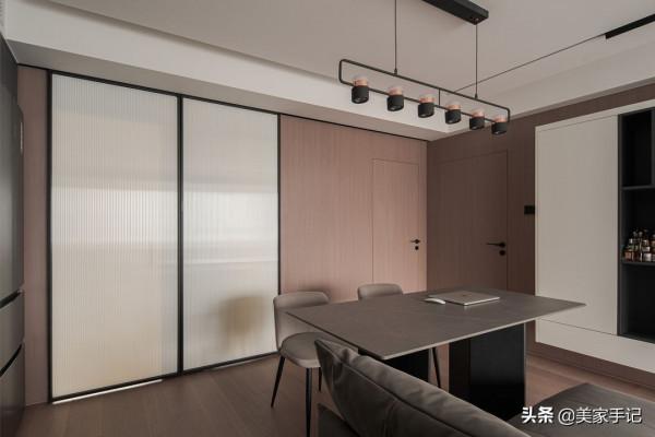 這對夫妻太有遠見，堅持摒棄陽臺，電視牆打滿櫃子，場面實用大氣