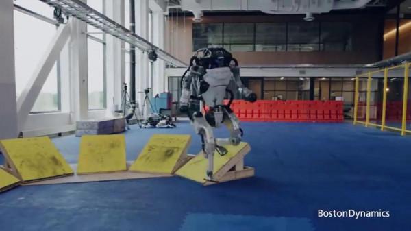 嘲諷國產軍用機器狗抄襲波士頓動力原始碼的人，醒醒吧