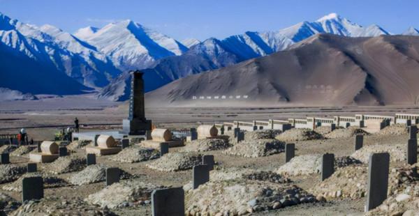 那個胸前掛滿軍功章,長跪亡妻墳前的解放軍戰士,他現在還好嗎? 那個胸前掛滿軍功章,長跪亡妻墳前的解放軍戰士,他現在還好嗎?