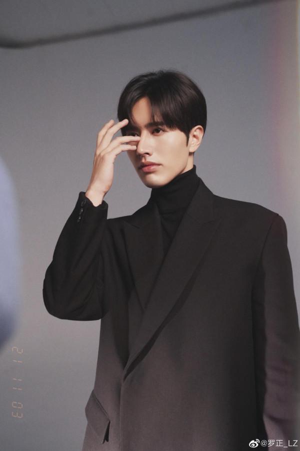 《眼裡餘光都是你》飆升榜第一，男二“曹評”比男主羅正還帥