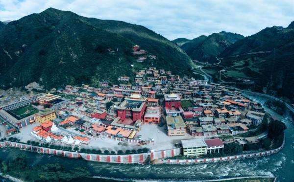 瓦拉寺：康巴腹地的“孔雀開屏”，藏東第一廟