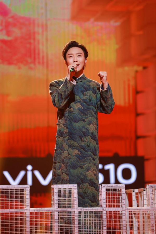 從“服務員”到“貴妃”，被辱罵的20年間，李玉剛究竟經歷了什麼