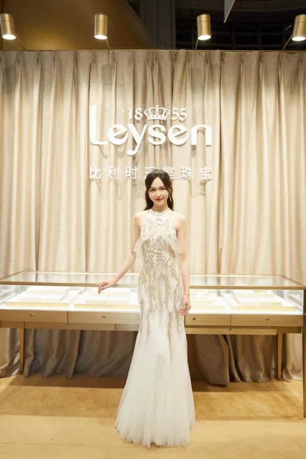 唐嫣“貴族氣質”好明顯，白色掛脖裙再戴上皇冠，妥妥的小公主