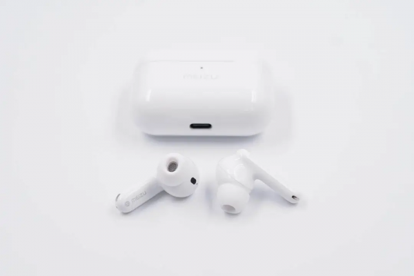 彙總完2021年16家手機廠商31款TWS耳機，我們得出8組重要資料