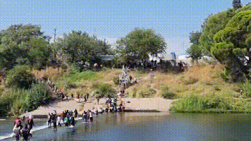 20年來罕見!上萬名非法移民聚集在美得州邊境大橋附近,場面驚人 20年來罕見!上萬名非法移民聚集在美得州邊境大橋附近,場面驚人