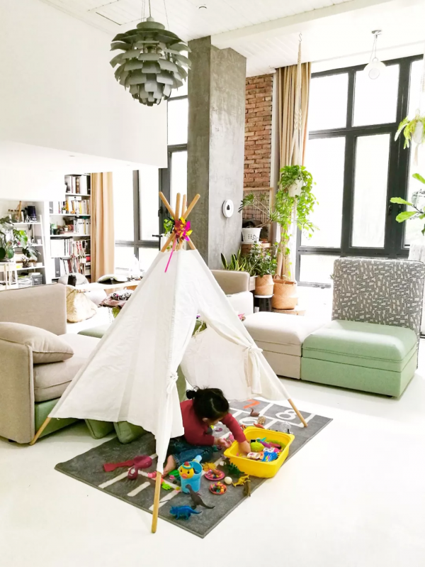 我繼承了奶奶在二環的老破小，推開窗就是北京最魔幻景色