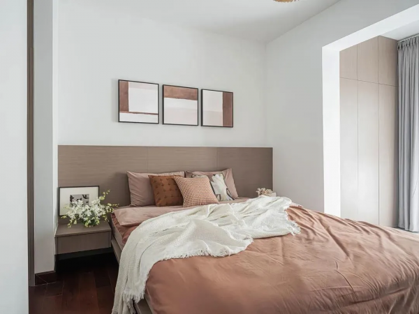 138㎡北歐風格裝修，客廳大面積留白+深咖色設計，這顏值絕了