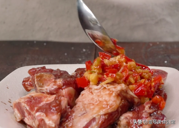 四川風味的剁椒芋頭蒸排骨，鮮辣味美又解饞，吃了一次還想吃