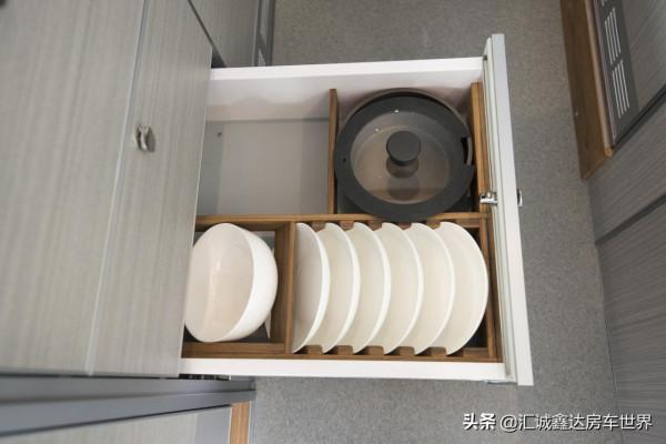 軍綠防爆車體，配四驅V8動力，帶吃住功能！實拍福特4座越野房車