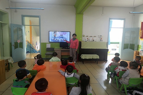 周村長安幼兒園小班組開展“安全上下樓梯”安全教育活動