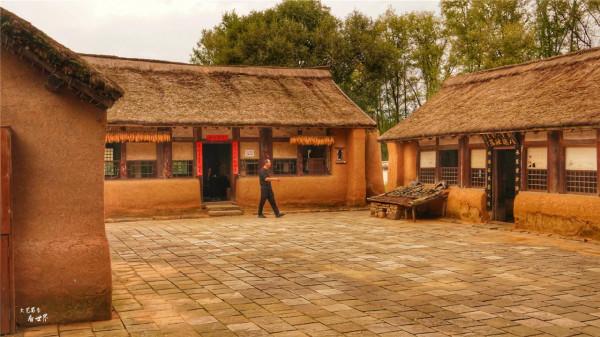 參觀滿族民居，終於明白什麼是東北三大怪，姑娘叼著大煙袋真意外