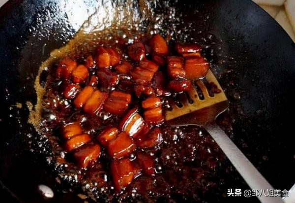 炒糖色，用水還是用油？教你正確做法，糖色紅亮不糊，很簡單