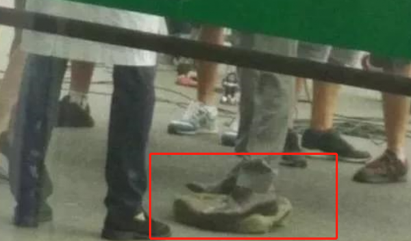 男藝人拍戲為顯高太拼！偶像劇男主踩推車走路，有人屁股下墊石頭