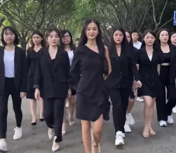 廣東美女13歲做服務員,17歲創業,23歲全款買7套房,是真的嗎? 廣東美女13歲做服務員,17歲創業,23歲全款買7套房,是真的嗎?