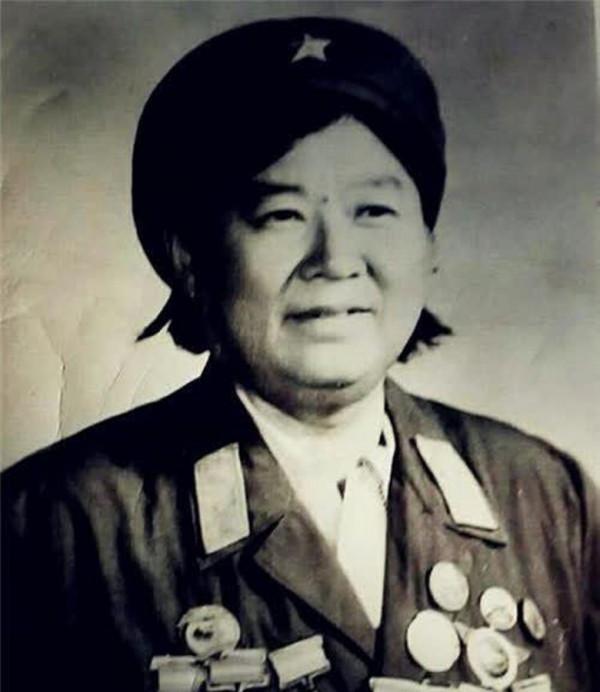 1950年，特等功臣被抬進病房，發現竟是女兒身，軍長：全軍驕傲