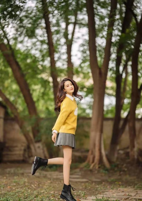 “李沁”越來越時髦了，穿黑色羽絨服配編髮，雖簡約卻很顯氣質