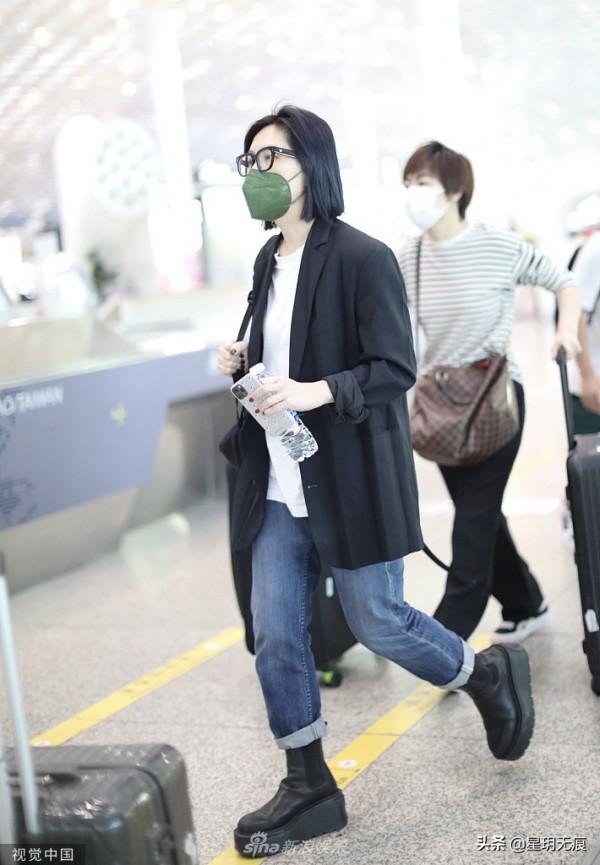 楊千嬅穿黑色西裝外套搭短靴摩登颯爽 挎單肩包一路疾走 楊千嬅穿黑色西裝外套搭短靴摩登颯爽 挎單肩包一路疾走