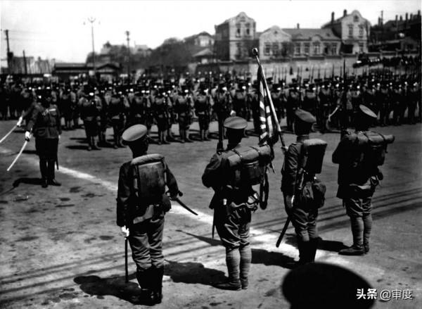 關東軍投降後日僑耍賴堵路，蘇軍坦克直接碾壓，血跡拖了幾公里